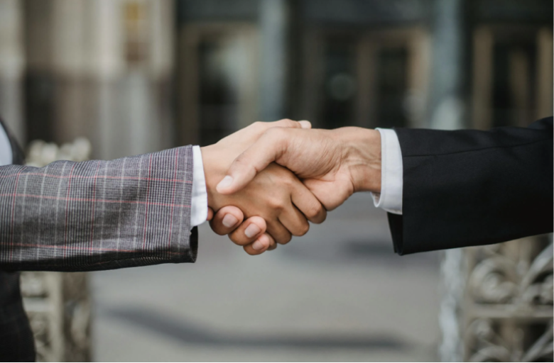 Poignée de main entre un représentant SANCEV et un client